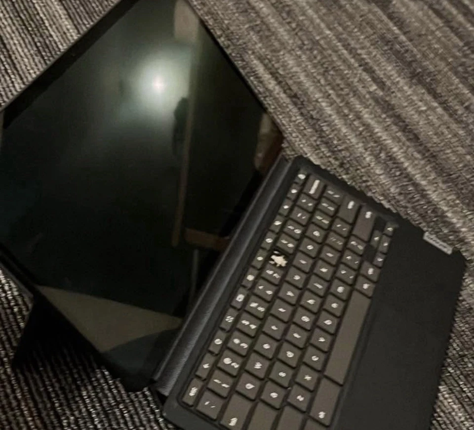 Portátil Lenovo Yoga con pantalla táctil con teclado Foto 2 de 2