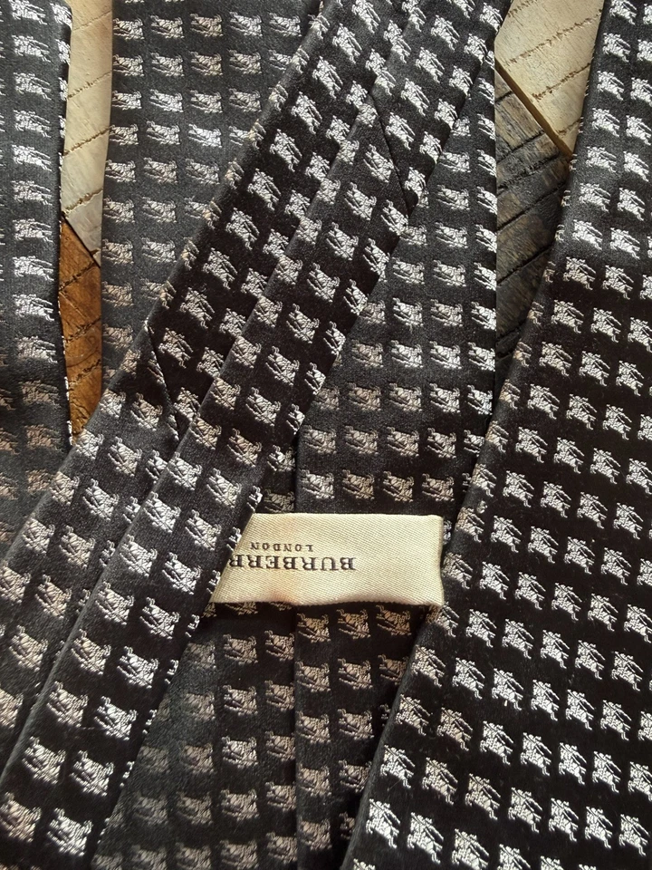 Burberry Krawatte Luxus Schwarz Silber gemustert Zustand Top wie Neu NP 270 - Bild 4 von 4