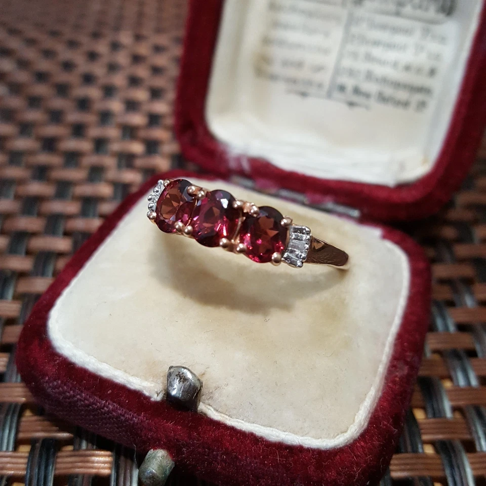 Anillo trilogía de plata de ley 925, diamante granate cereza roja talla Q.5 EE. UU. 8.25 Foto 2 de 4