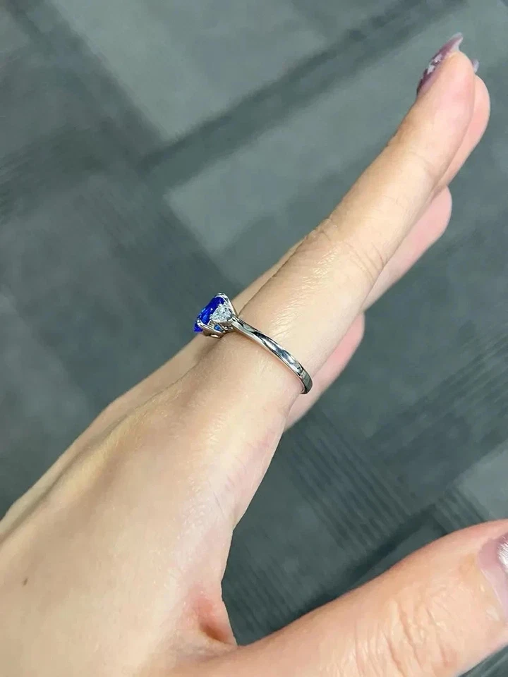 Alianza de diamantes de zafiro natural de corte ovalado de 2,10 quilates de oro blanco macizo de 14 quilates 5,6,7 Foto 3 de 4