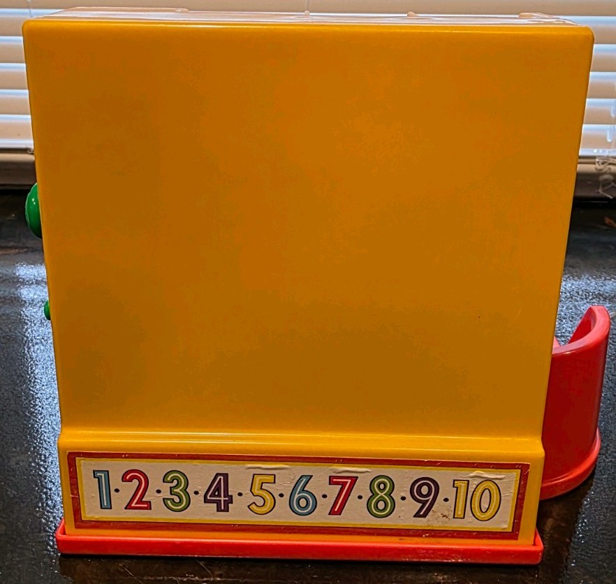 как выглядит Vintage 1974 Fisher Price Cash Register. 926 Drawer Crank Bell Working No Coins фото