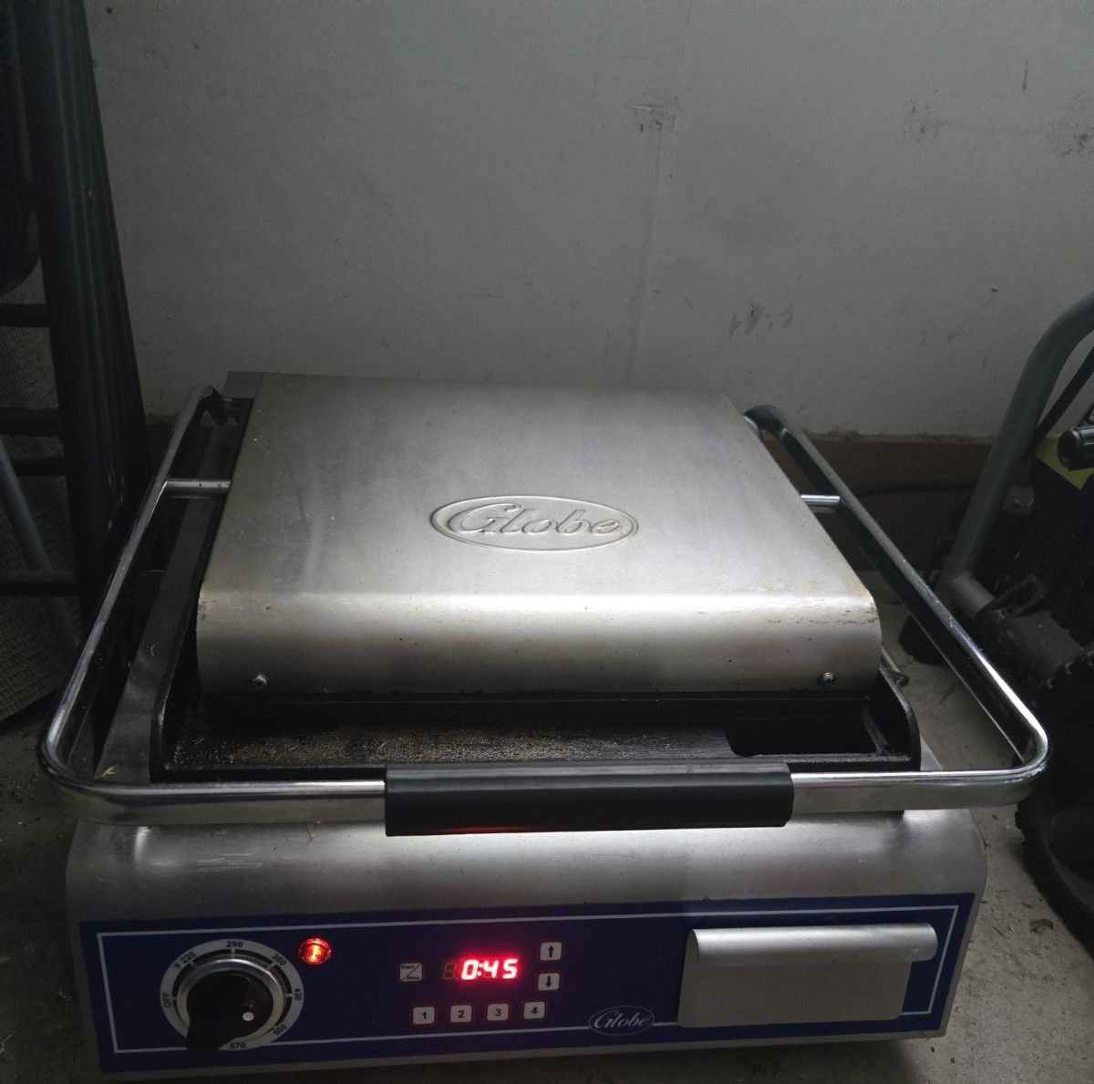 Globe GSG10 Commercial Electric Panini Press, Smooth Non-Stick Plates.