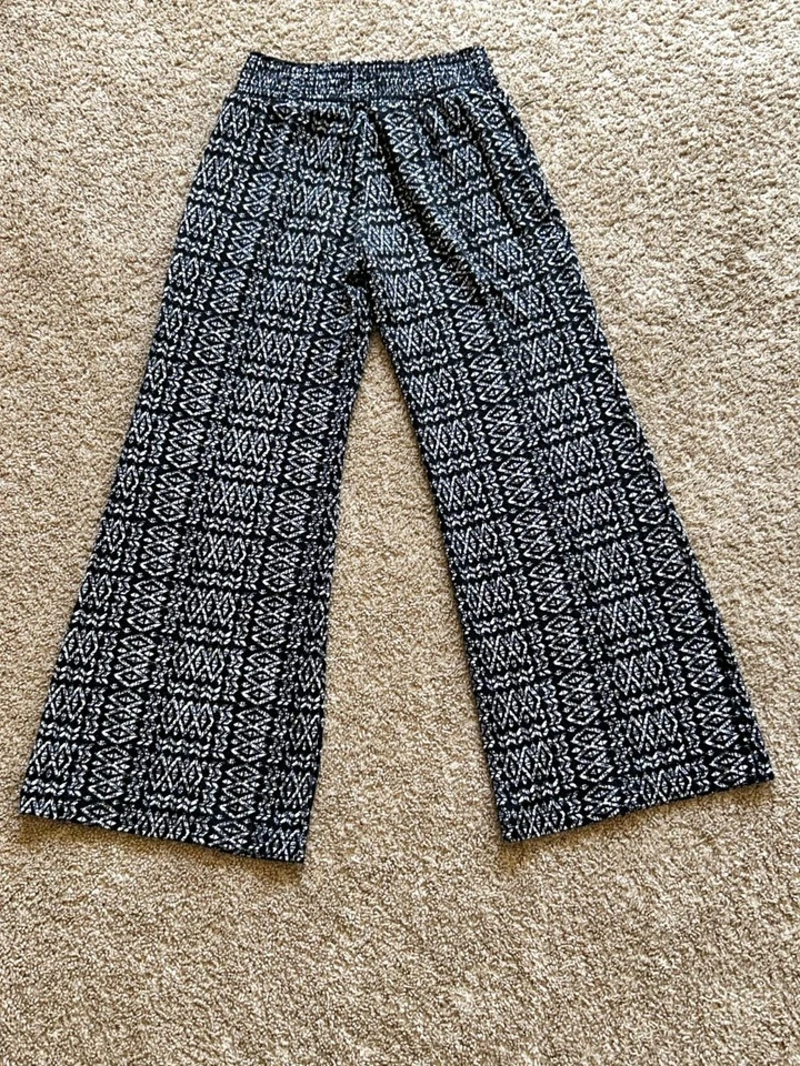 Pantalones de pierna ancha con cintura elástica talla 10 usados en excelente estado para niñas Foto 2 de 3