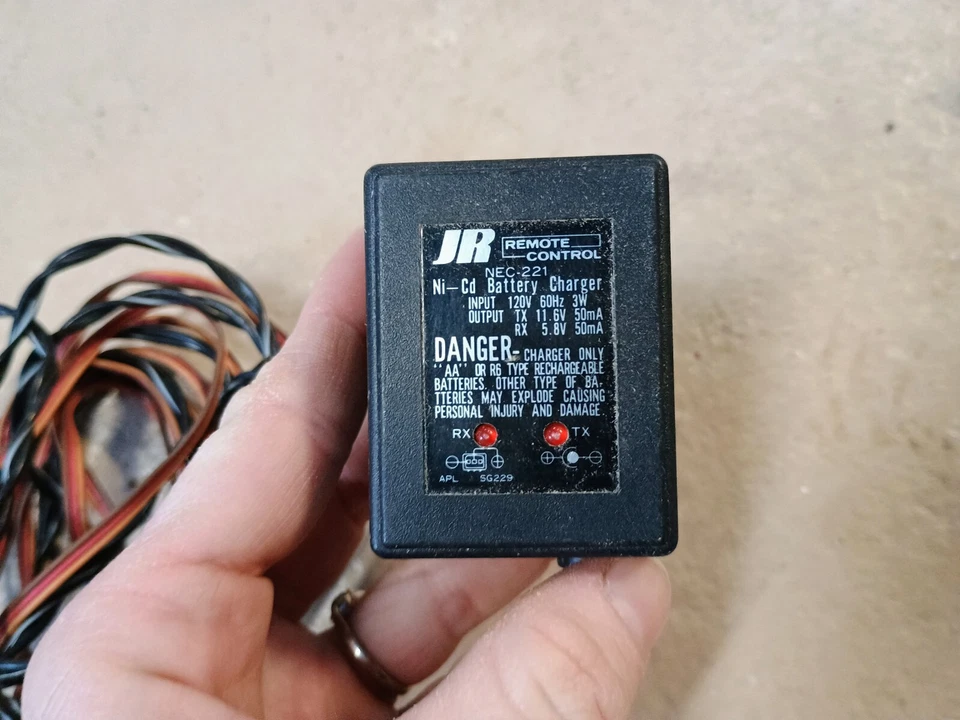 Lote de 3 Cargadores de Batería Ni-Cd JR NEC-221 Futaba FBC-8B(4) Kyosho KRC-200 Foto 2 de 4