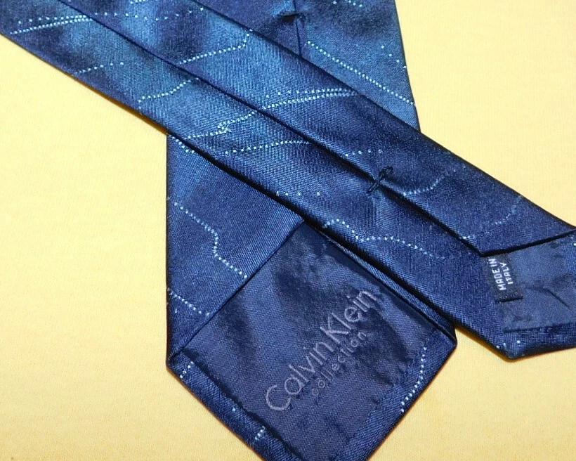 CALVIN KLEIN COLLECTION MADE IN ITALY GREY/WHITE STRIPED SLIM TIE - NECK TIES. - Image 4 of 4