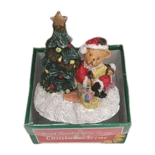 Vintage 1996 Painted Poly- Resin Christmas Scene Teddy Bear Next To A Tree