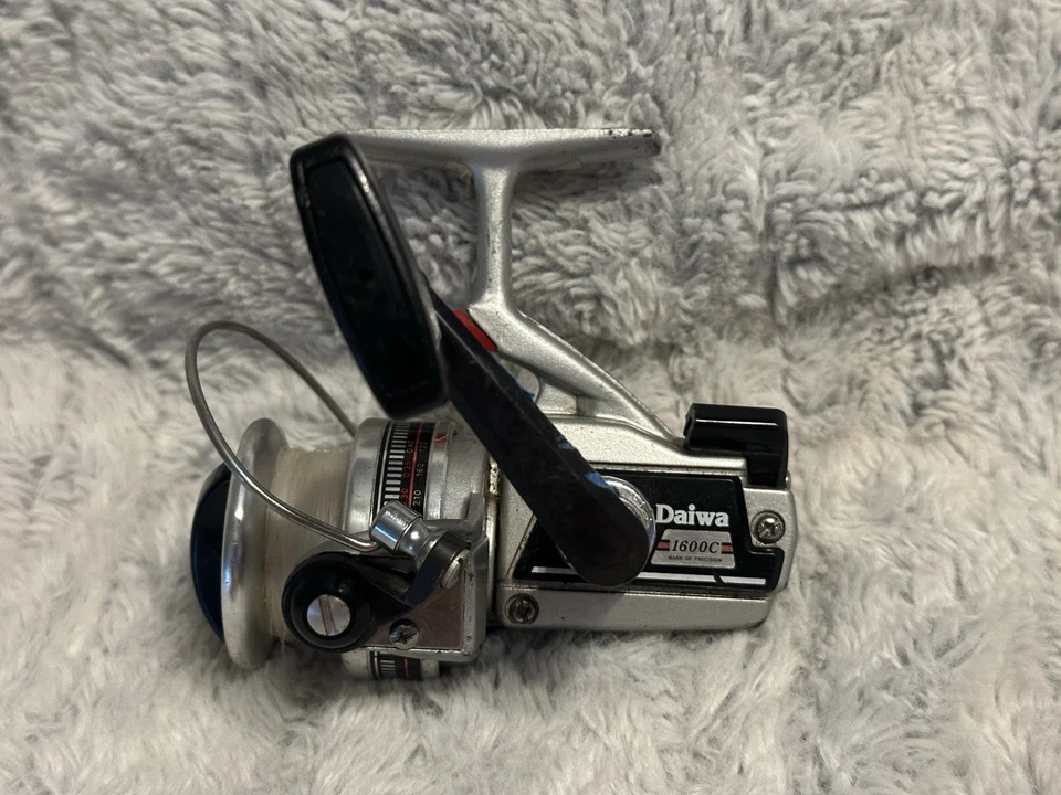 Vintage Daiwa Silver Series 1600c Ball Bearing Spinning Reel Fully Functional - Image 2 of 4