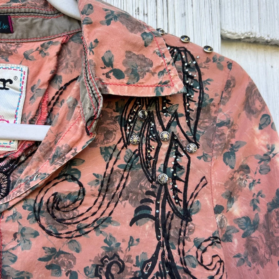 Roar 女式粉色花卉水钻装饰长袖纽扣衬衫上衣 — 第 3/4 张图片