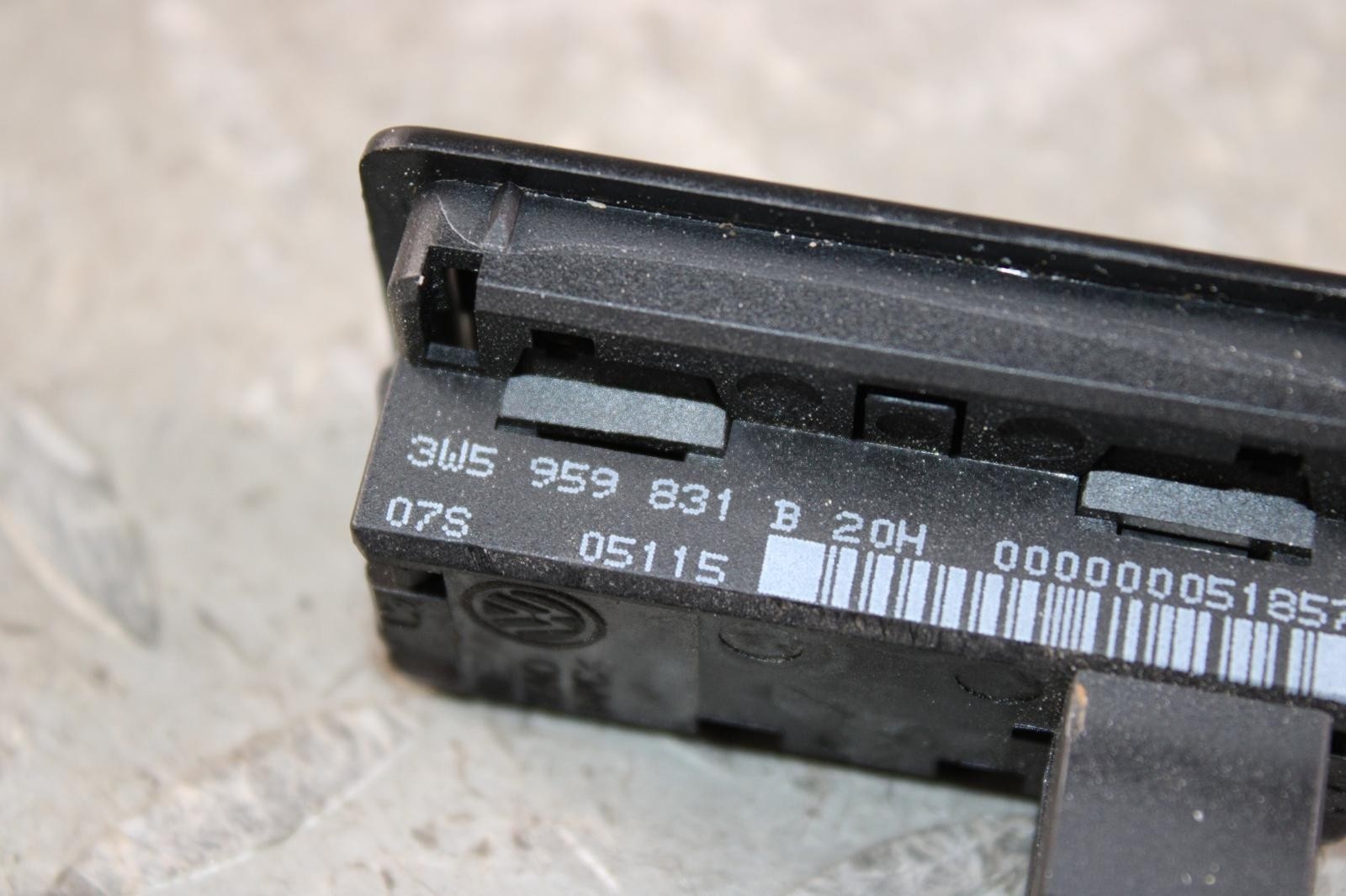 13-18 Flying Spur *WORN* Electronic Black Rear Trunk Hatch Boot Close Button OEM