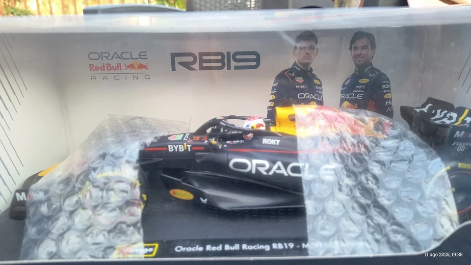 RED BULL RB19 SCALA 1:18   CON SCATOLA  Pilota M. Verstappen - Immagine 2 di 4