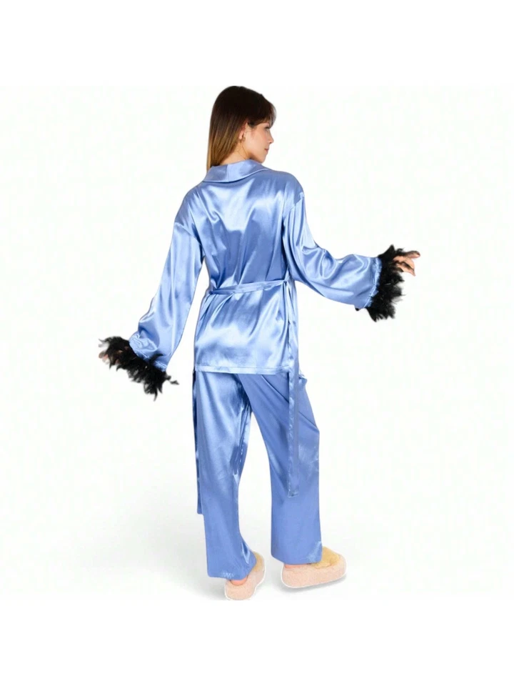 Conjunto de salón con botones y ribete de plumas satinadas para mujer con pantalones de pierna ancha Foto 2 de 4