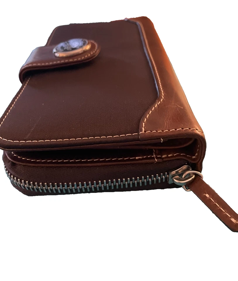 Cartera Dooney and Bourke marrón cuero y tela plateada herrajes cremallera alrededor Foto 2 de 4