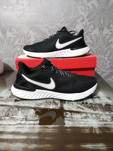 black nike trainers size 9