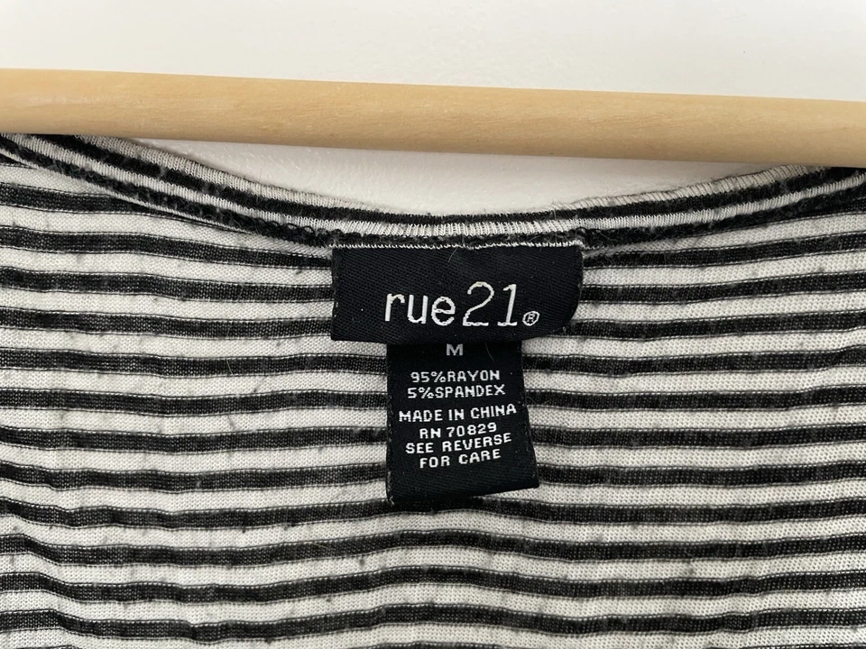 Rue21 Mujer Rayas Bolsillo Corbata Frontal Rayón Transparente Elastizado Sin Mangas Tanque Negro M Foto 2 de 4