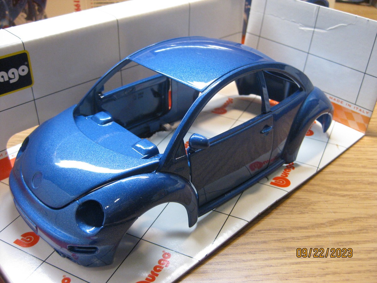 1/18 1998 VOLKSWAGEN VW NEW BEETLE , UNBUILT KIT IN BLUE BY BURAGO