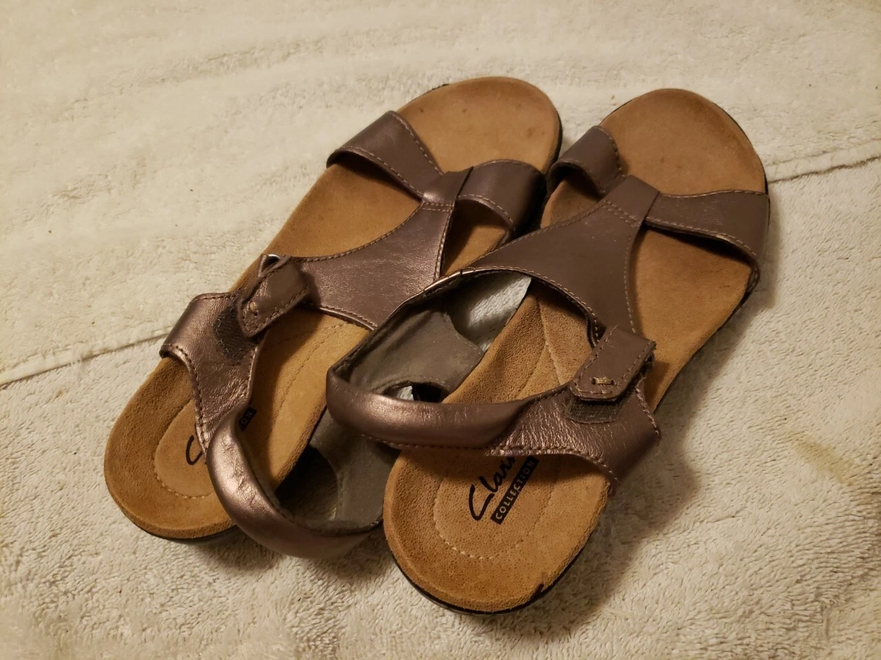 Sandali Clarks donna 7 1 2 Leisa fogliame cinturino alla caviglia piatto 60560913 bronzo