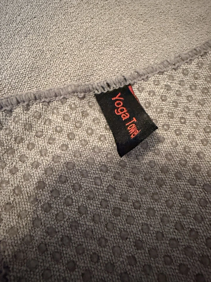 HOTWORX Toalla de Yoga Estera Cubierta | Antideslizante Caliente Yoga Sauna Toalla de Sudor Gris Foto 2 de 3