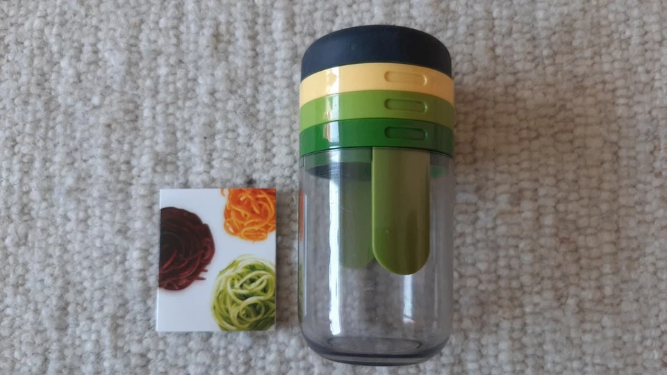 JosephJoseph Spiralschneider Reibe Top Zustand