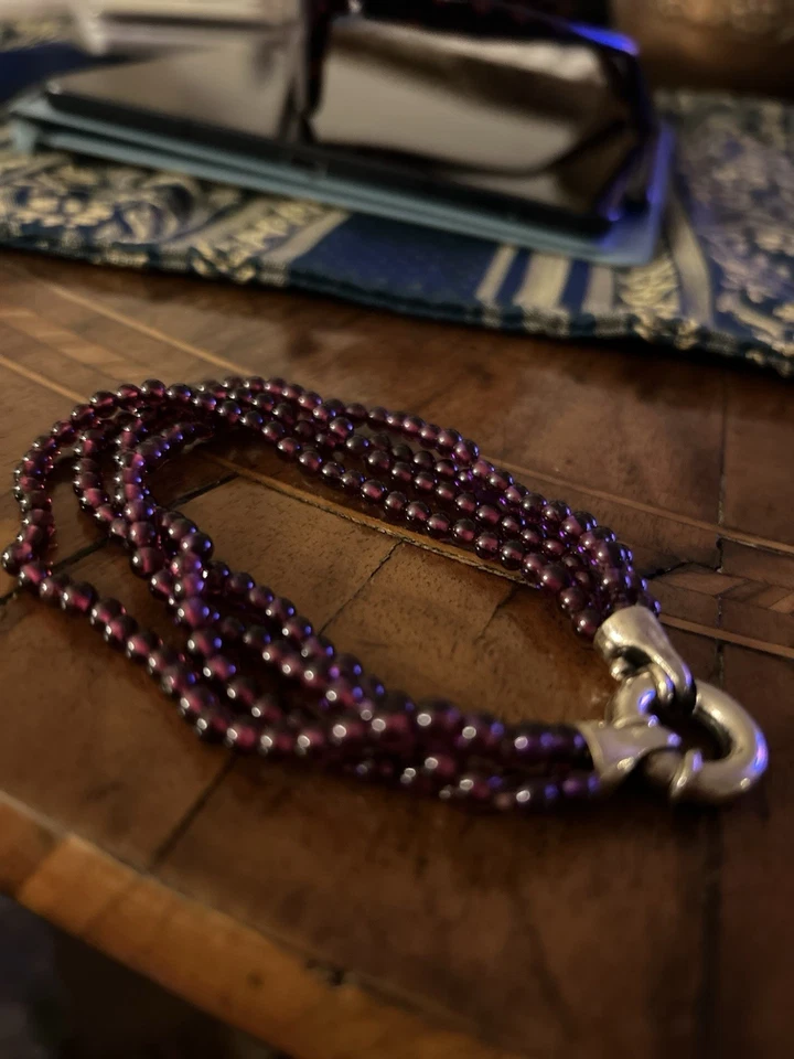 Bel Bracciale 4 Fili Di Granatine Chiusura Argento - Immagine 2 di 3