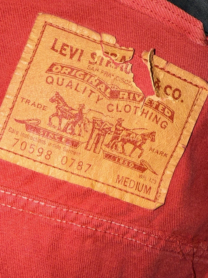 Chaqueta Denim Roja Vintage 90’s Levi’s 70598-0787 Cuello Cuero Negro Personalizado Yugo M Foto 2 de 4