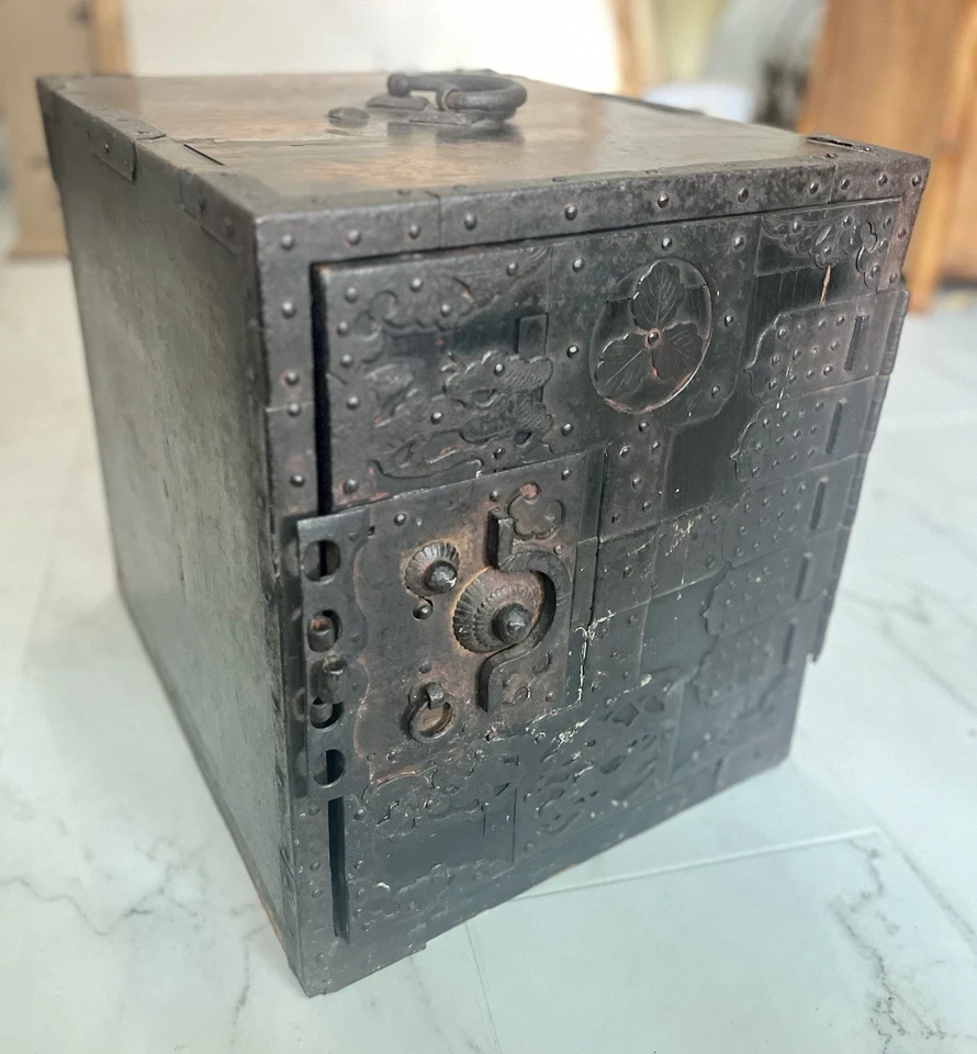 Antiguo cofre marino de barco japonés de madera de olmo y hierro del siglo XIX tasación de $4500-7K Foto 2 de 4