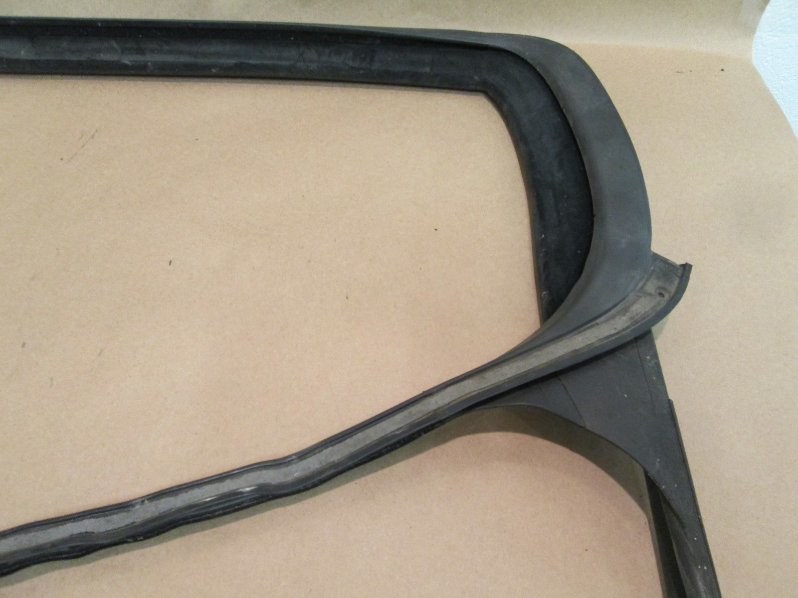 Maserati Quattroporte - LH Rear Door Rubber Gasket / Glass Guide 