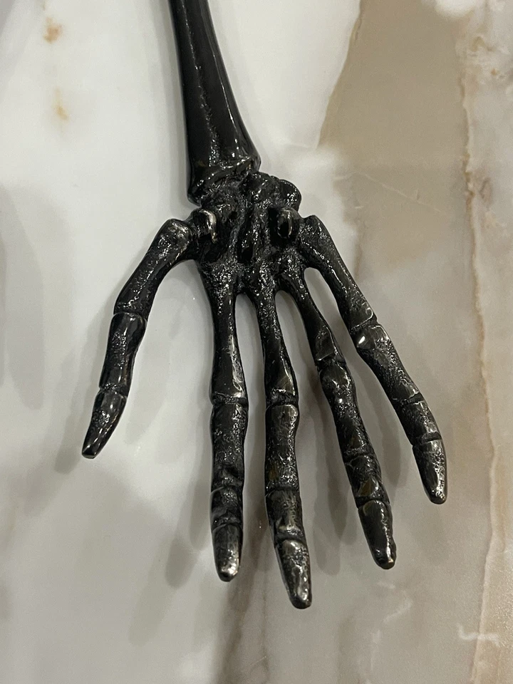 Cuchara para servir alimentos Pottery Barn Skeleton Servidores de mano Decoración de fiesta de Halloween Usado en Excelente Condición Foto 2 de 4