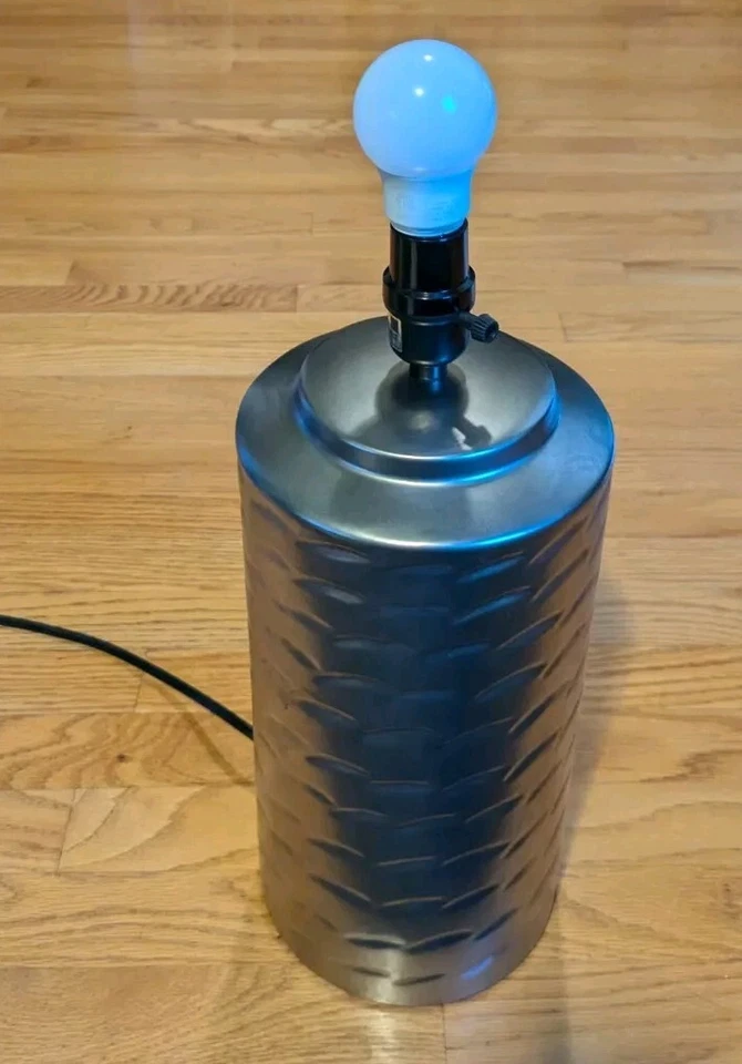 Lámpara de mesa vintage de 20" martillada con hoyuelos metálicos luz de tambor con bombilla cromada rara  Foto 3 de 4