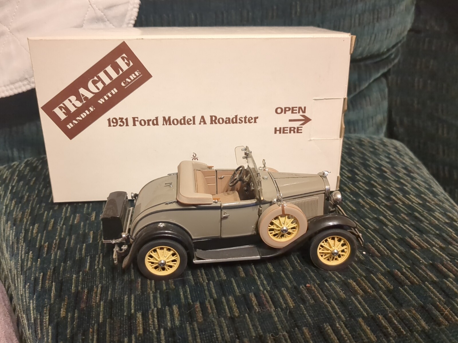 Danbury Mint 1931 Ford Model A Roadster Diecast Car With Box