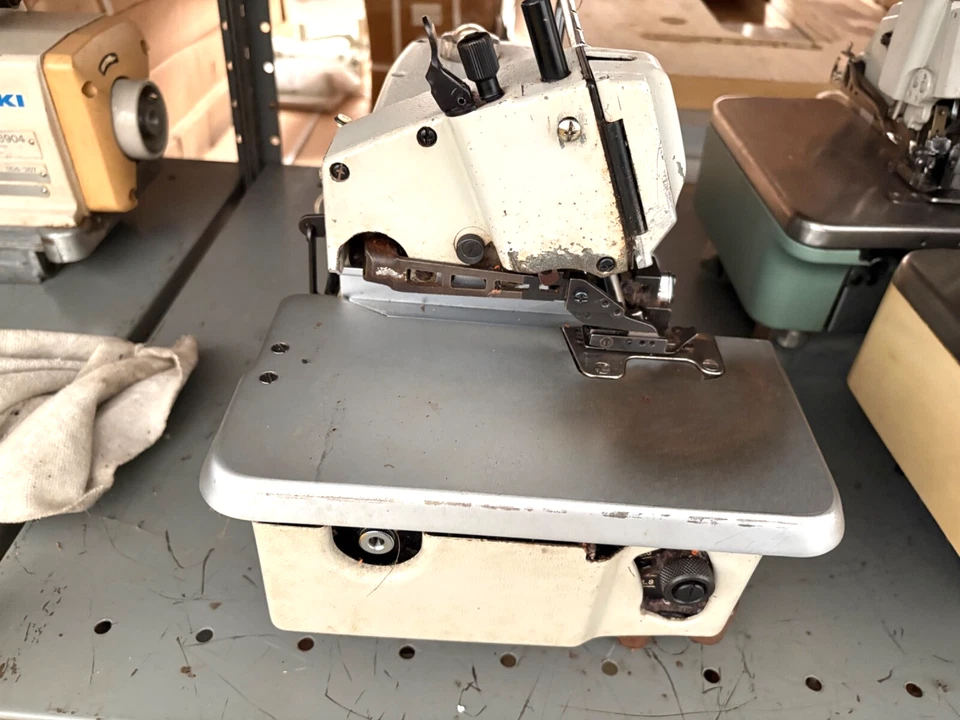 MÁQUINA DE COSER INDUSTRIAL BROTHER MA4-B551 CABEZA DE PUNTADA DE SEGURIDAD DE CINCO HILOS Foto 3 de 4