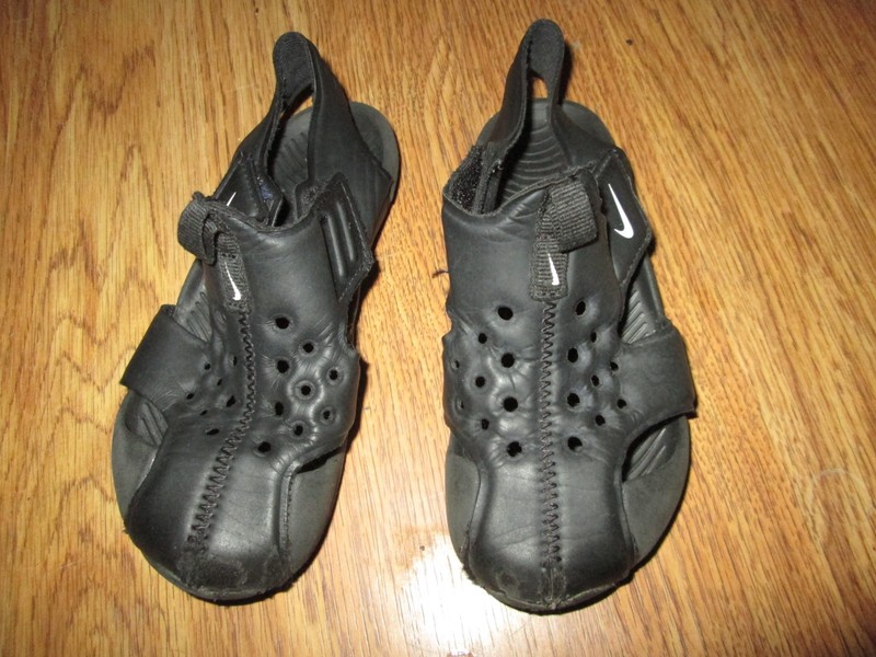 Child boys NIKE water land shoes sandals  sz child size 10