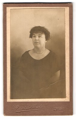 Photo Rapis Photo, Lyon, Frau with Necklace 
