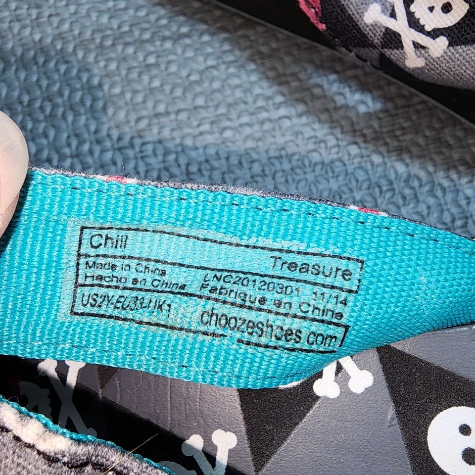 Sandalias chanclas Chooze pirata calavera huesos cruzados para niños 2/4 años zapatos Chill Treasure Foto 3 de 4