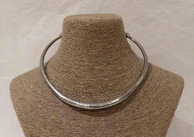 LA TRIBU RIGAUX. Collier torque en métal martelé argenté - Photo 1/4