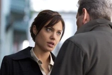 Angelina Jolie [Taking Lives] Unsigned 10x8 Photo 75329