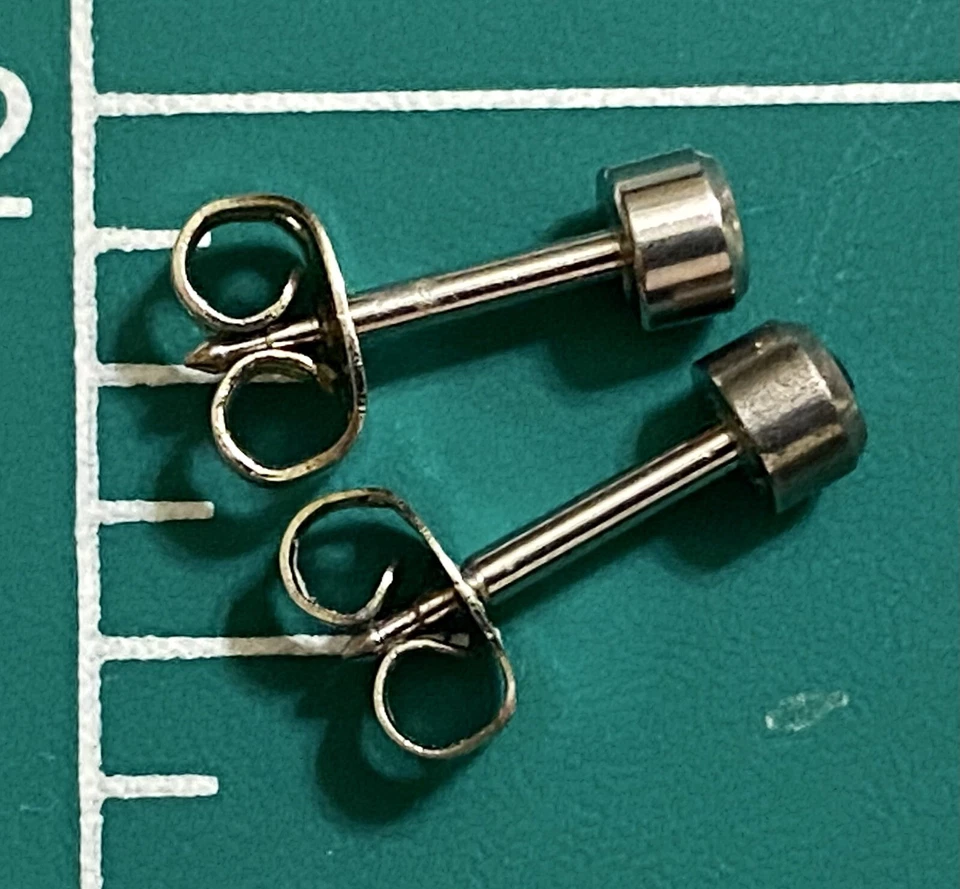 Conjunto de aretes piercing de piedra de nacimiento de aguamarina circón azul solitario con bisel pequeño Foto 3 de 4