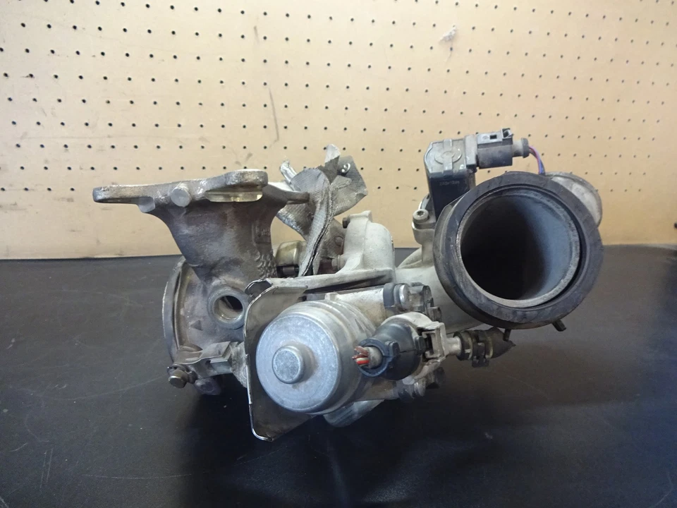 2013 Volkswagen Beetle Exhaust Manifold w/ 2.0L Turbo Charger OEM - Изображение 3 из 4