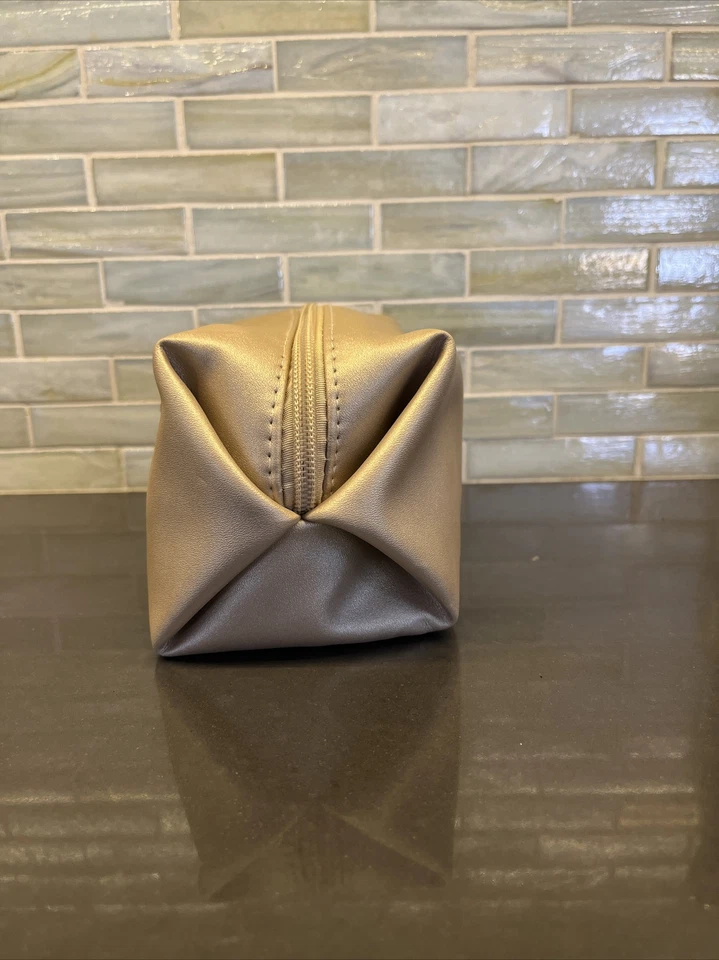 Novo! Bolsa de cosméticos BVLGARI Parfums dourada viagem primeira classe Emirates - Imagem 2 de 4