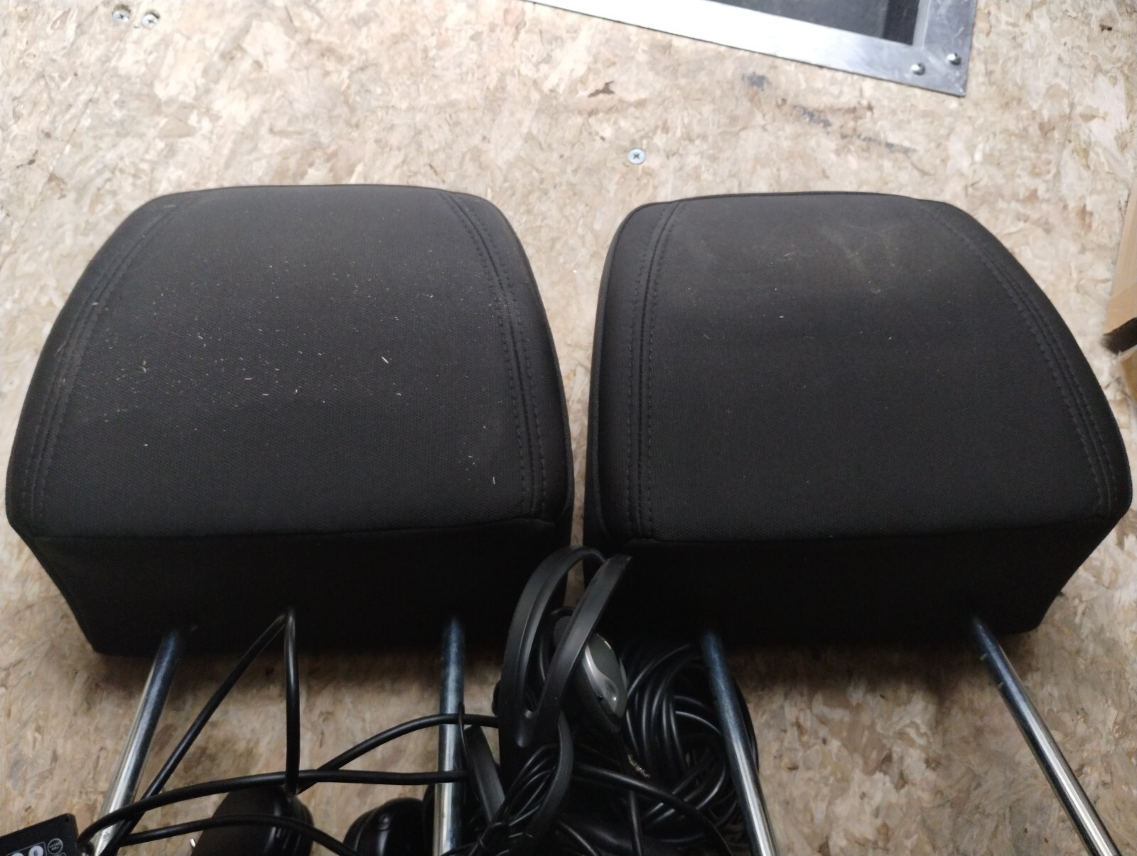 Ford Explorer Advent Headrest HR7012 DVD System w/ Audiovox Wireless