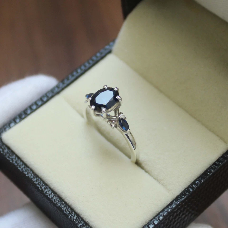 Elegante anillo de zafiro azul y oro blanco con acento de diamantes regalo perfecto para ella Foto 3 de 4