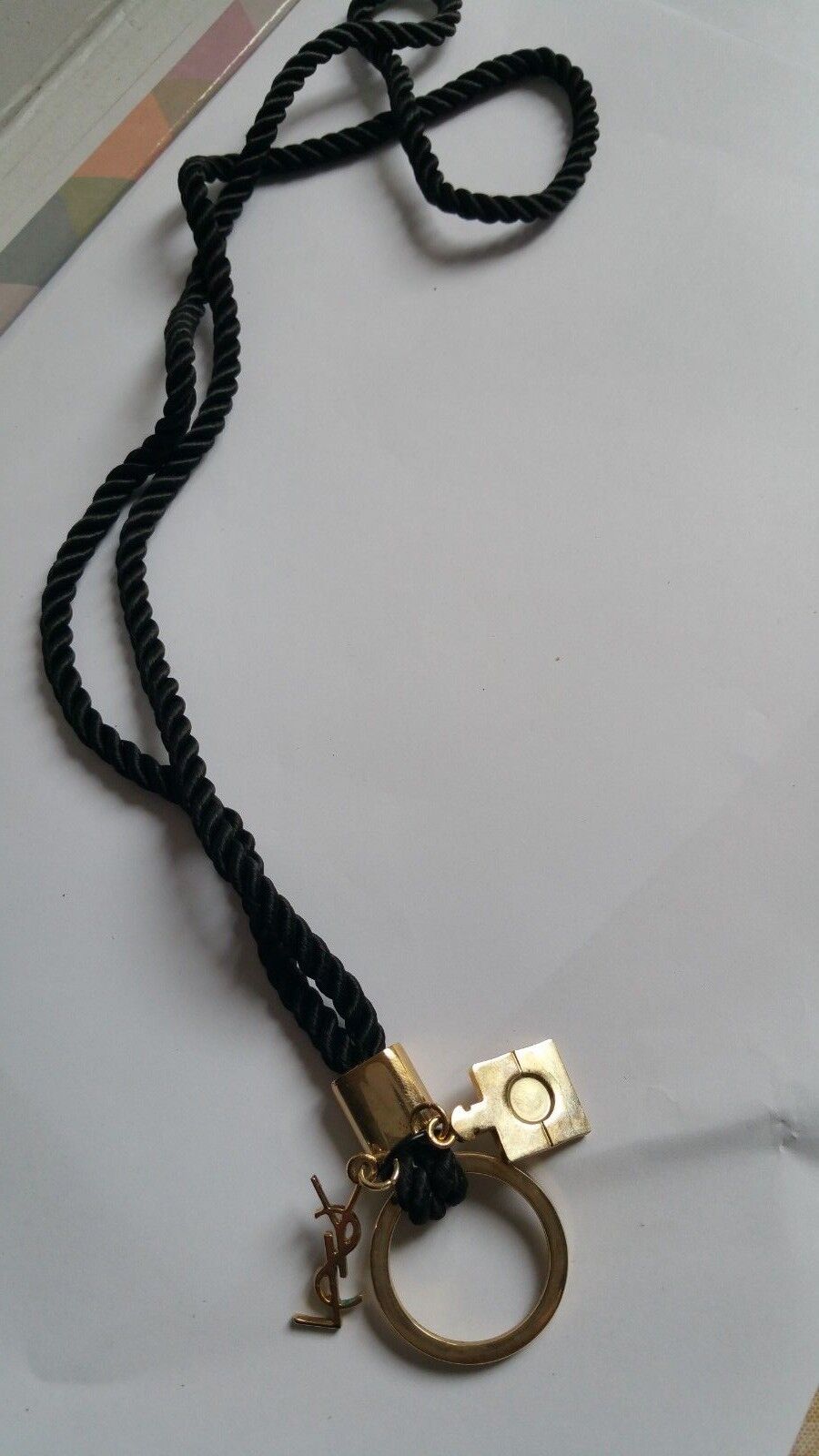 collier pendentif OPIUM YSL Yves saint Laurent doré et cordon noir 