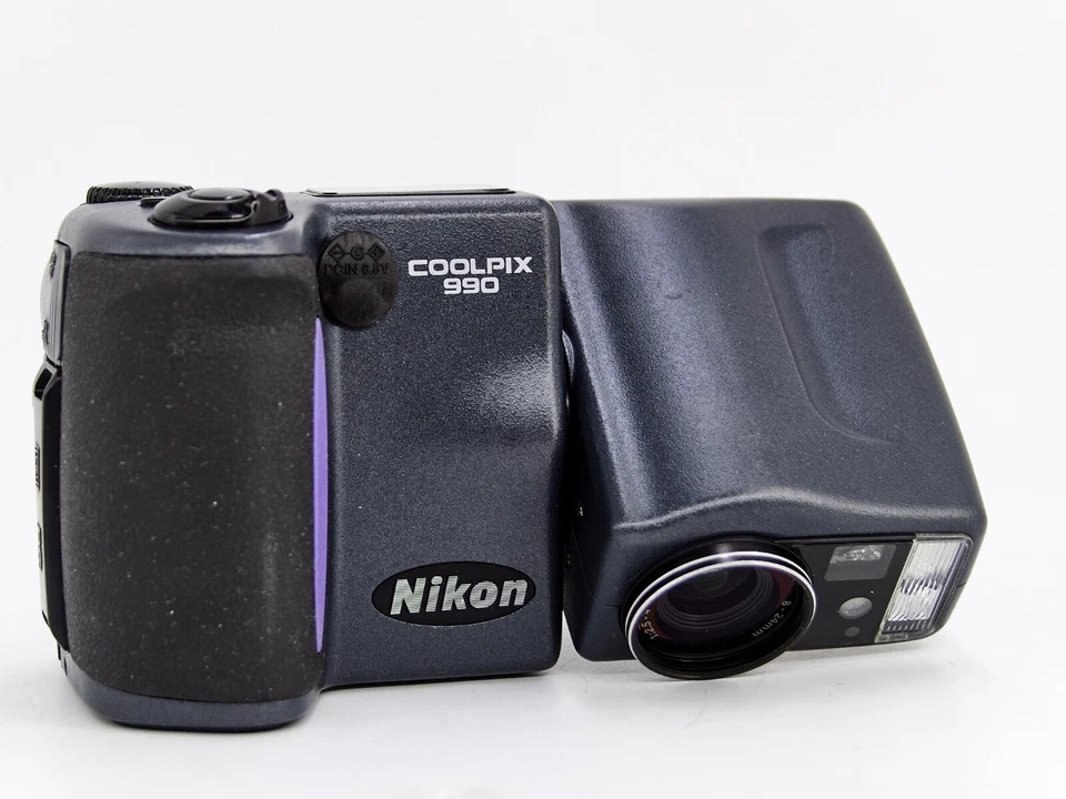 NIKON COOLPIX 990 3.34MP Swivel Digital Camera w/ Sandisk 4GB Extreme Card  USED - Image 3 of 4