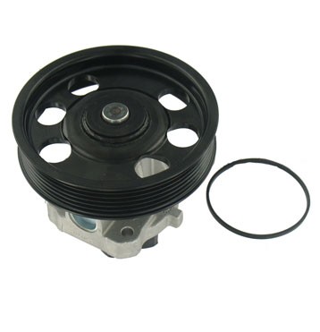 Pompe à eau Fiat 500 pour réparer une fuite de liquide de refroidissement