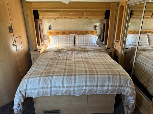 2006 FLEETWOOD DISCOVERY 39FT FULL SLIDE OUT CAT 330HP AUTO 33K MLS ONAN GEN - Picture 7 of 24