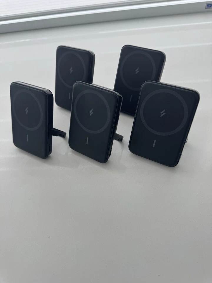 Batería inalámbrica magnética Anker MagGo 5.000 mAh con soporte plegable negra (paquete 5) Foto 3 de 4