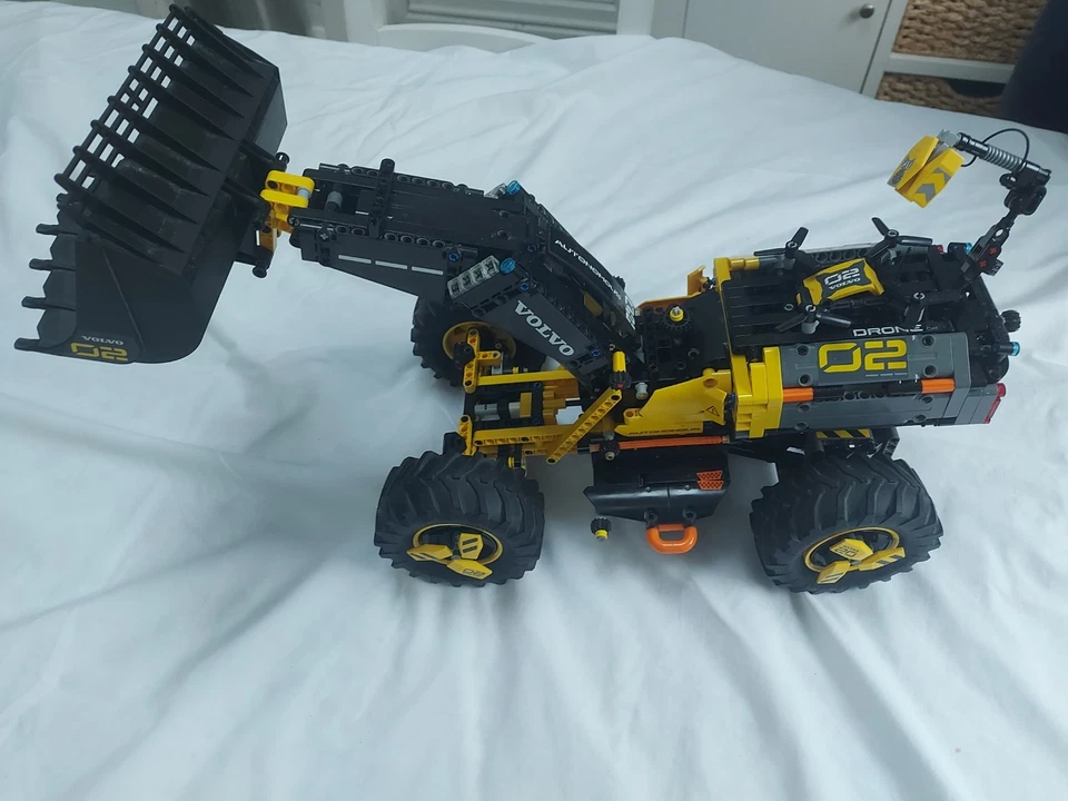 LEGO Technic 42081 Volvo Concept Wheel Loader ZEUX, photo 2 of 5