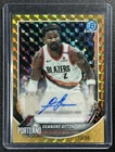 DEANDRE AYTON 2025-26 BOWMAN CHROME AUTO GOLD GEOMETRIC REFRACTOR 13/50