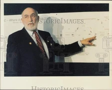 1992 Press Photo Charles McCarthy, Vocational Guidance Service CEO at chart