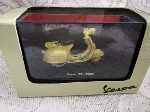 New Ray Diecast Vespa 125 1960 Yellow New In Box Scooter Motorcycle