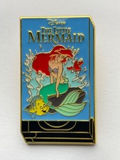 Loungefly Disney Princesa VHS Estuche de Cinta Caja Ciega Prendedor Ariel Sirenita G1